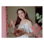 Rukshar Dhillon Instagram – Baking Issa Vibe💕

📸- @aranayasharma 

#lovebaking #hometaughtchef #dressupbakeup #brownies #yummy