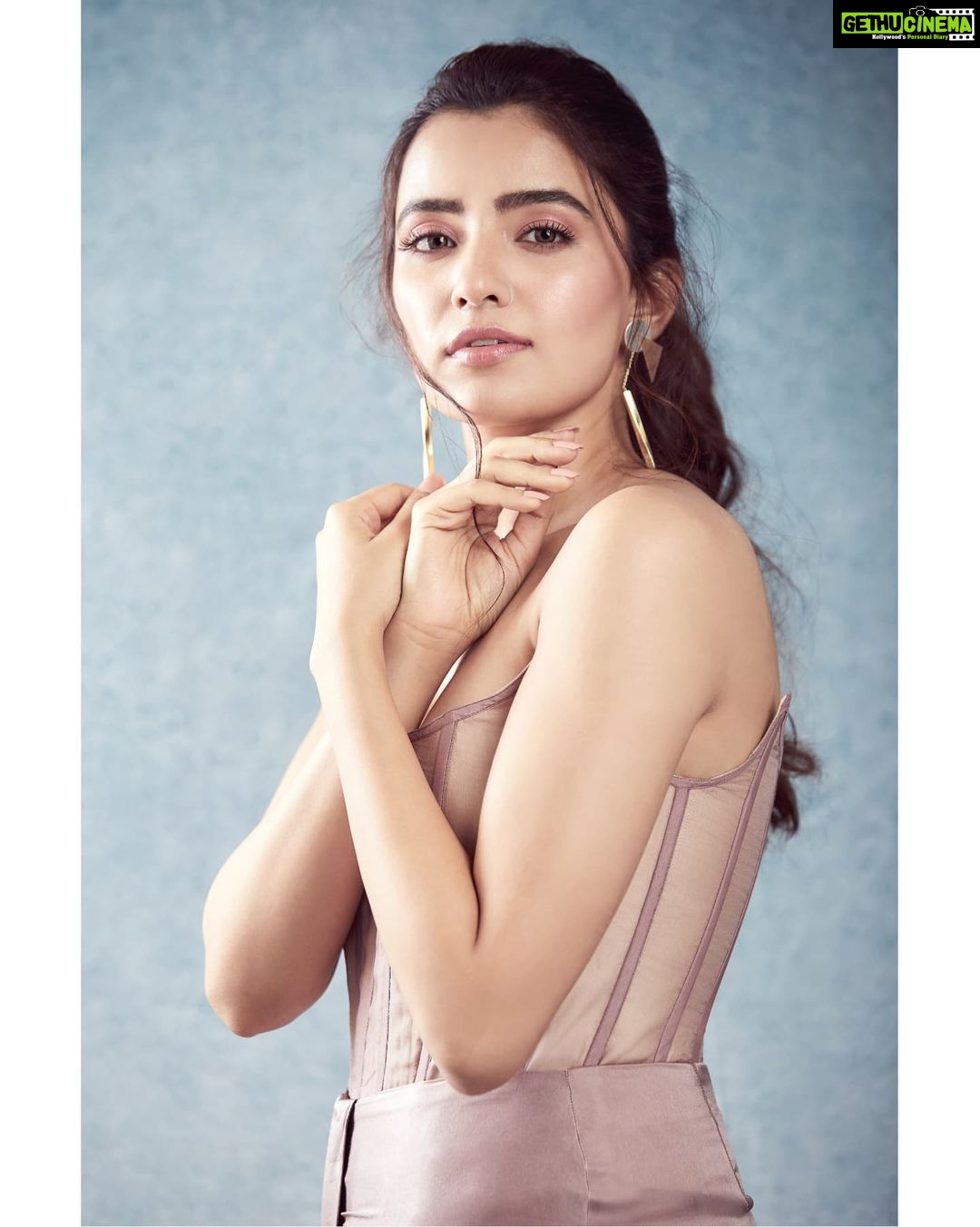 Rukshar Dhillon - 82.6K Likes - Ude jab jab zulfein teri....🎶❤️
📸- @mayur_butwani
👗- @shefalideora_
💇 - @hairbyradhika
💄- @charlottewang_hmua
