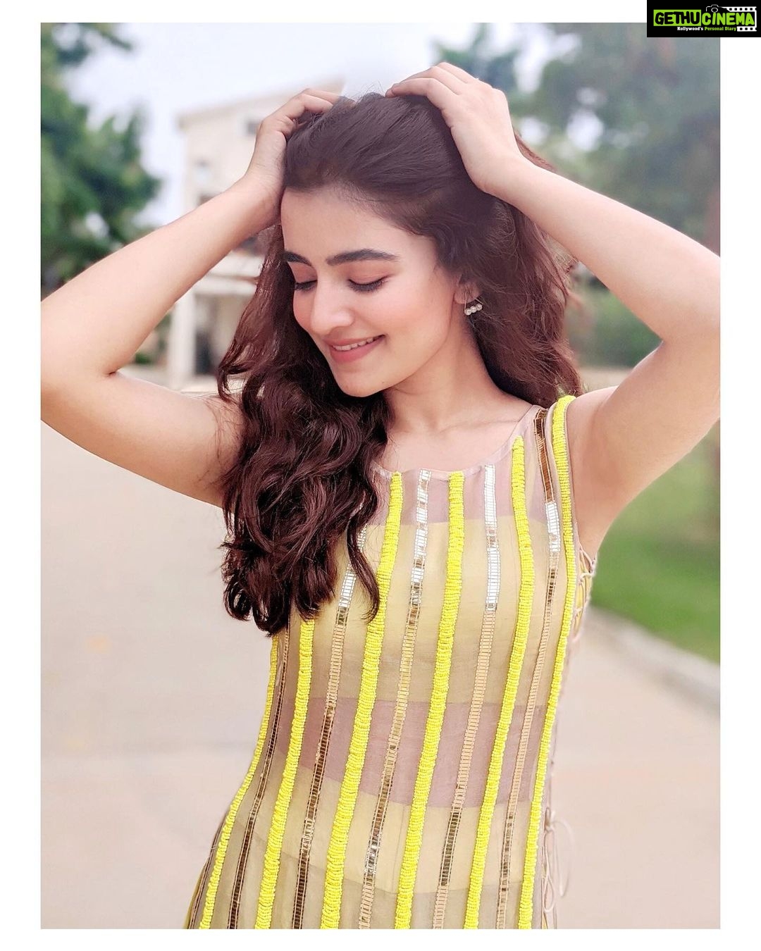 Rukshar Dhillon - 87.8K Likes - Sunflower soul
Rock & roll eyes,
Curious thoughts
And a Heart of surprise❤️😉🌻
Styled by- @ankita_dhimaann
Wearing- @maisonblu