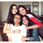 Rukshar Dhillon Instagram - Celebrating one of the most beautiful bond. Happy Raksha Bandhan to everyone!❤️ #siblings #rakhi #family #love #happiness #forever @sabihah27 @aranayasharma @sneezelweasel @tdhillon_s @raminder_11