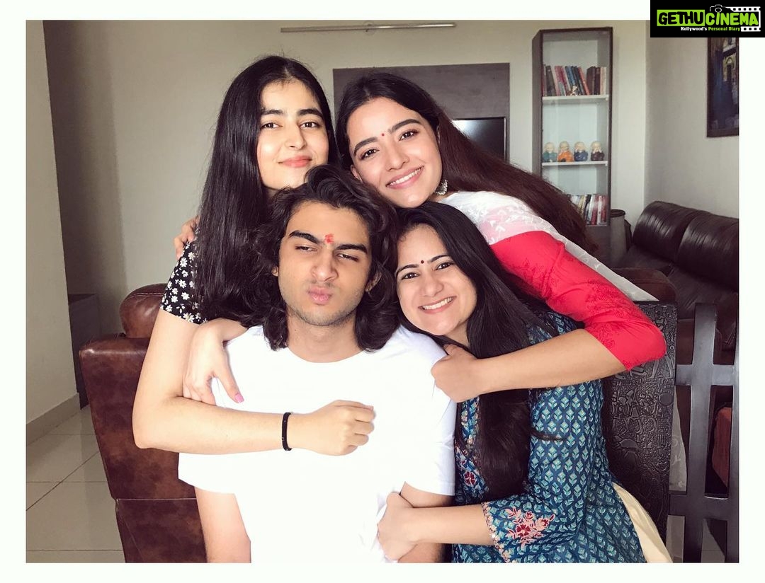 Rukshar Dhillon Instagram - Celebrating one of the most beautiful bond. Happy Raksha Bandhan to everyone!❤️ #siblings #rakhi #family #love #happiness #forever @sabihah27 @aranayasharma @sneezelweasel @tdhillon_s @raminder_11
