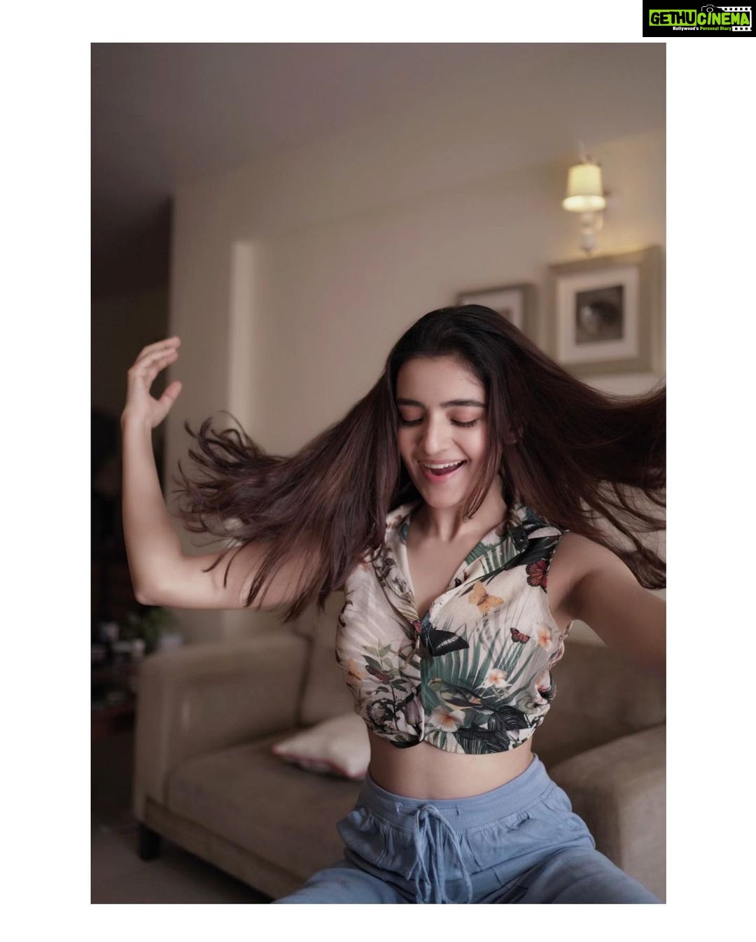 Rukshar Dhillon Instagram - Life is short. Make every hair flip count, even when it’s tangled😉💛 . . 📷- @aranayasharma #athomediaries #pajamas #chill #happymood #hairflip #whatafun