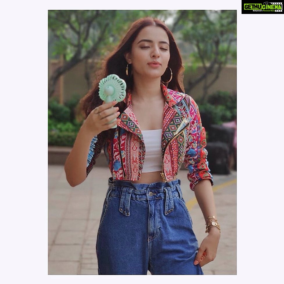 Rukshar Dhillon Instagram - The days of using electric fans on a hot summer afternoon shall be back soon☀️❤️ #keepthefaith #staysafe #stayhome #staypositive