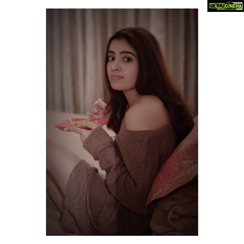 Rukshar Dhillon Instagram - At home mood💛 #foodislove 🍜 📷- @aranayasharma