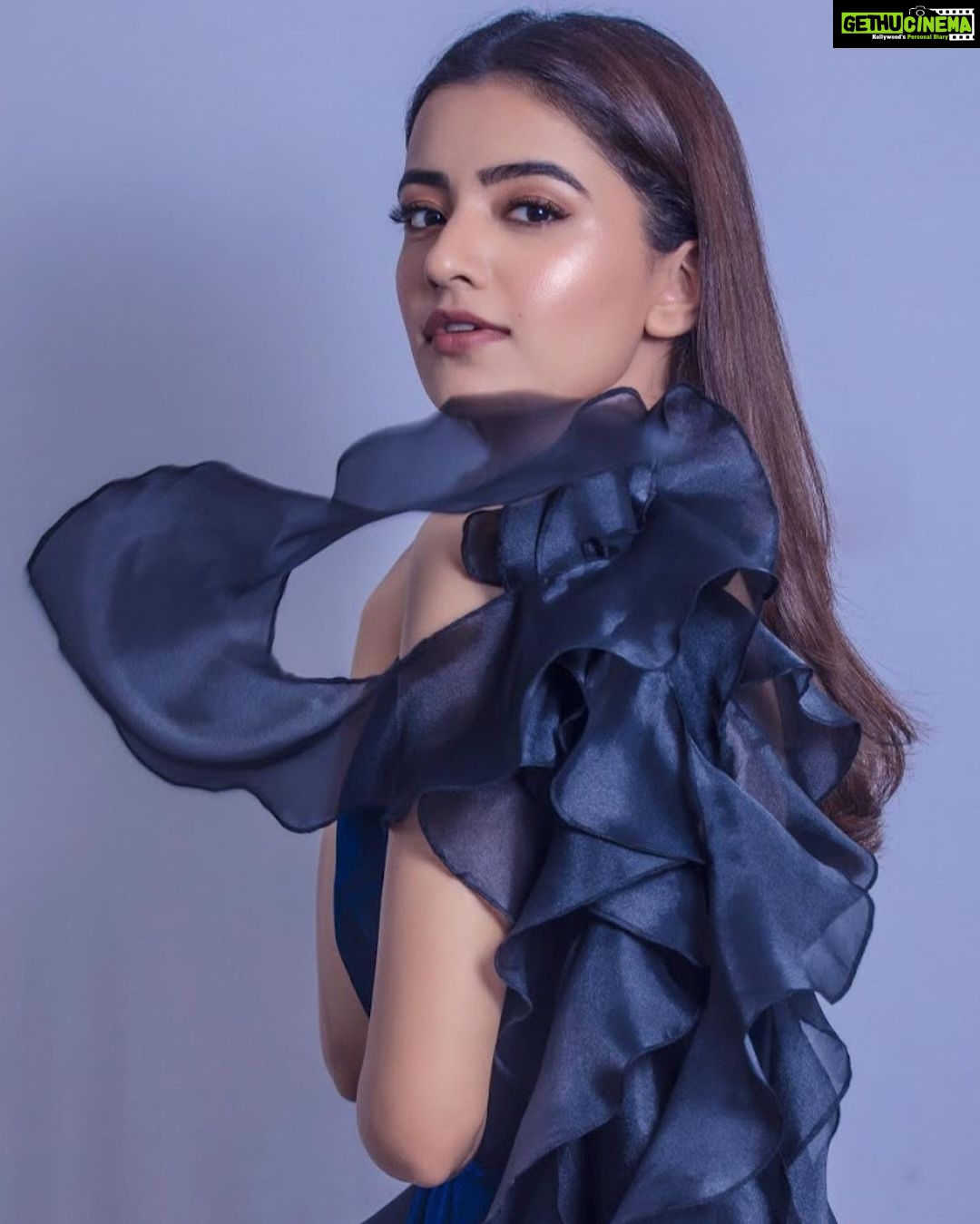 Rukshar Dhillon Instagram - 💙 #nykaafeminabeautyawards #nfba #nfba2020 Wearing- @houseofneetalulla @neeta_lulla Styled by- @almeidamayo HMU- @krisann2611 Photograher- @mr.nee_khill