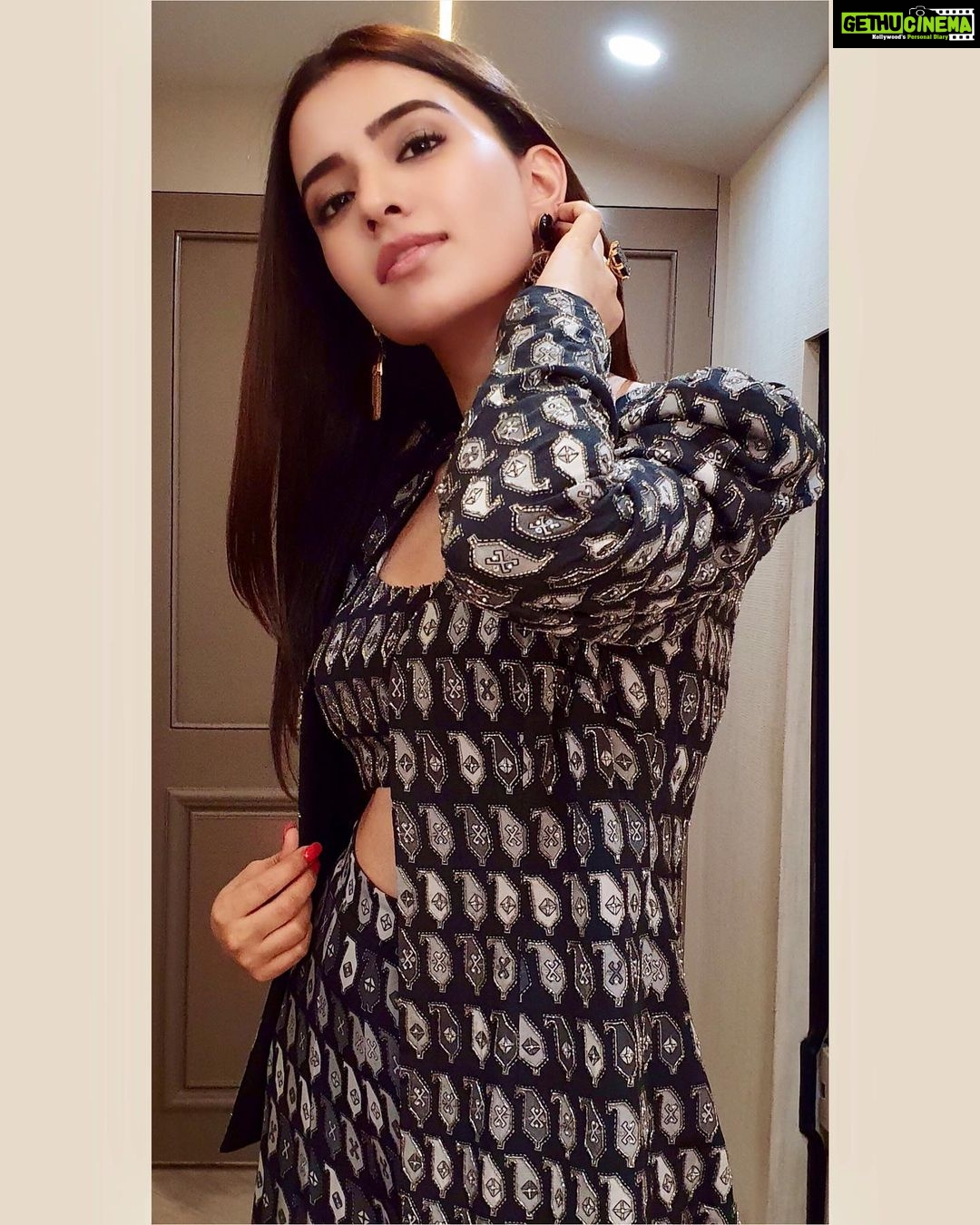Rukshar Dhillon Instagram - ♠️ For #BigBoss,promoting our upcoming film #BhangraPaaLe releasing on 3rd January 2020✨ See you in theatres soon! . . Styled by- @eshaamiin1 HMU- @shreyasmakeupandhair