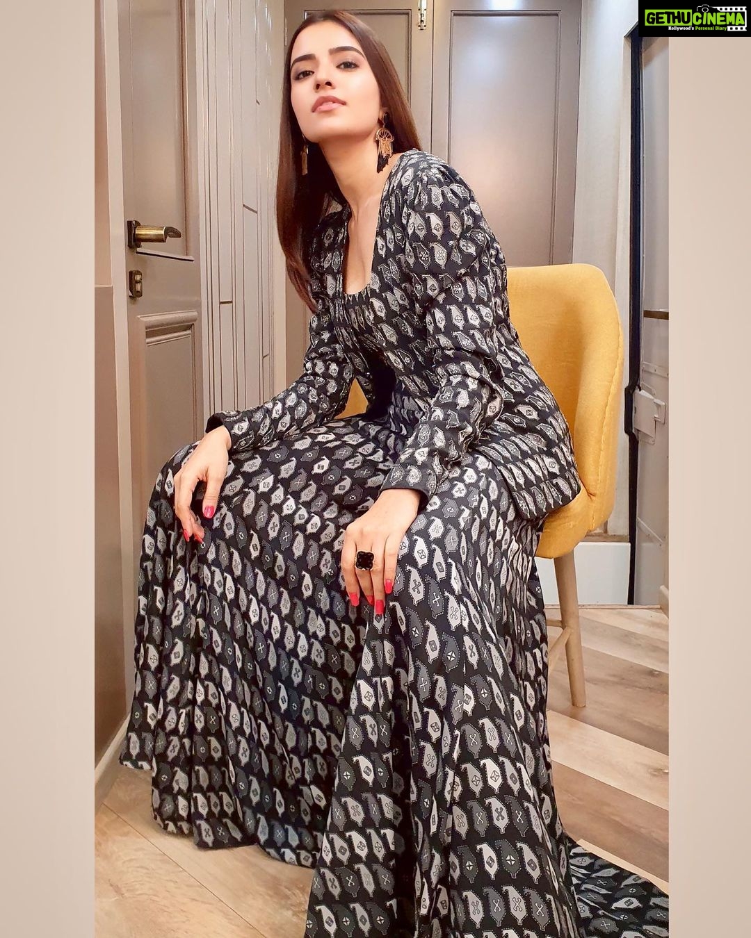 Rukshar Dhillon Instagram - ♠️ For #BigBoss,promoting our upcoming film #BhangraPaaLe releasing on 3rd January 2020✨ See you in theatres soon! . . Styled by- @eshaamiin1 HMU- @shreyasmakeupandhair