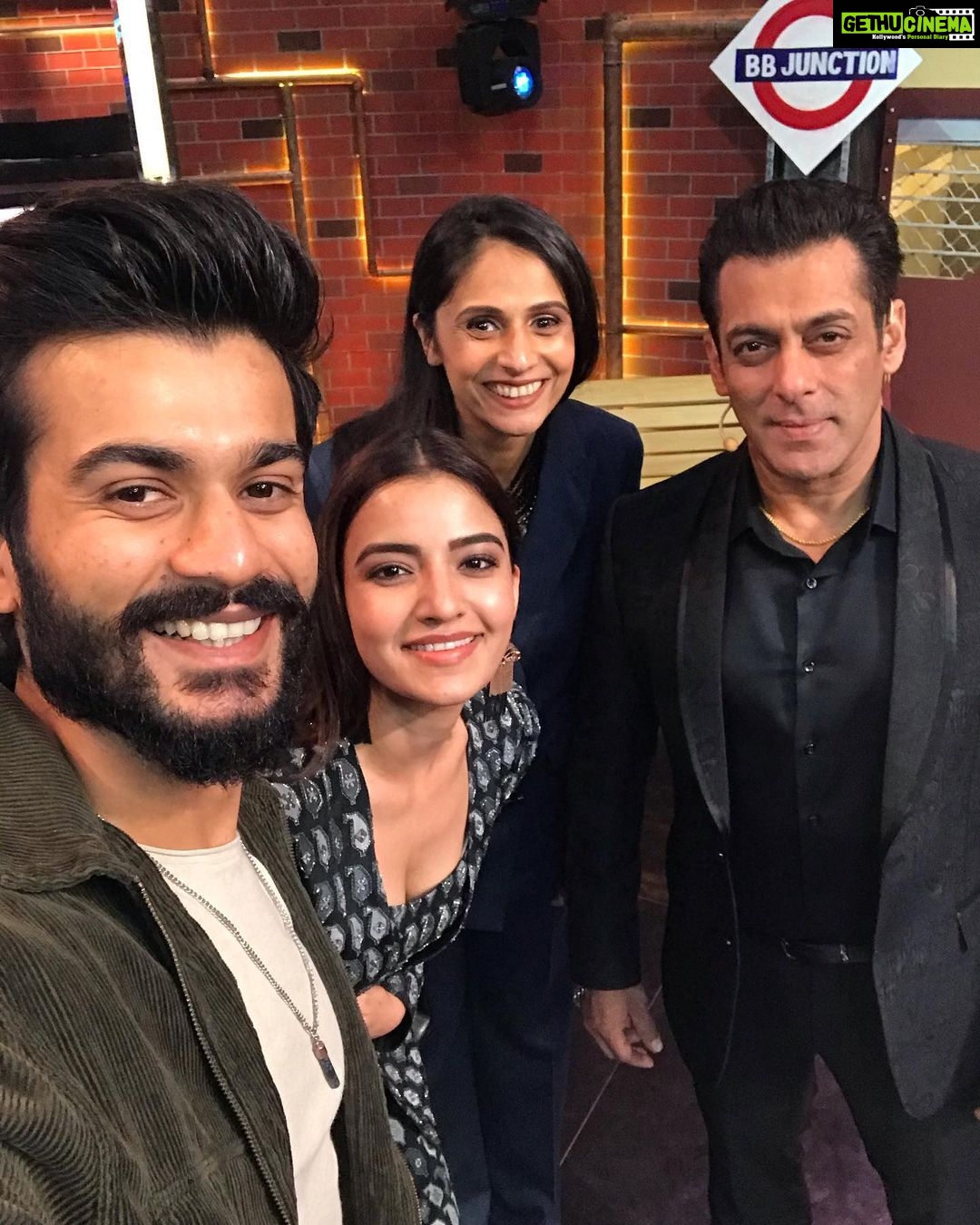 Rukshar Dhillon Instagram - Catch us on #BigBoss13 tonight at 10.30 PM with the one and only @beingsalmankhan sir, joining us in doing some Bhangra!!!🤩🤩 #BhangraPaaLe #AajaAaja #bhangrapaale3rdjan