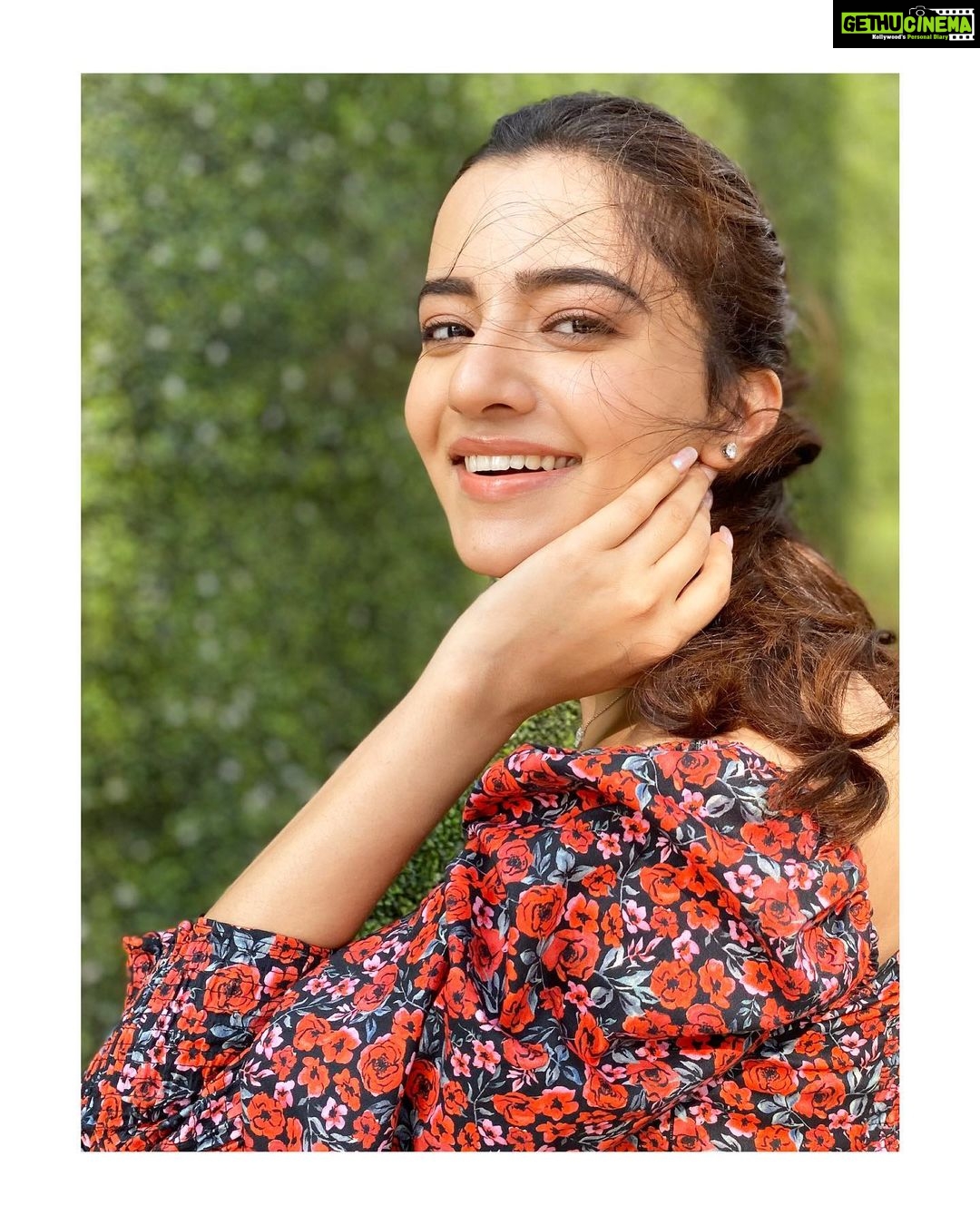 Rukshar Dhillon Instagram - Keep your face to the sun and you will never see the shadows☀️ Styled by- @eshaamiin1 HMU- @shreyasmakeupandhair #BhangraPaaLe #promotions #3rdjan