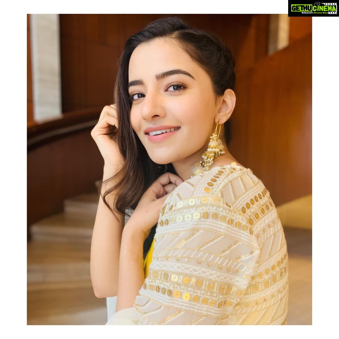 Rukshar Dhillon Instagram - Kithe chali hai sarso da phul ban ke 🌾☺️ #BhangraPaaLe #promotions #punjabivibe #kuddi Styled by- @eshaamiin1 HMU- @shreyasmakeupandhair