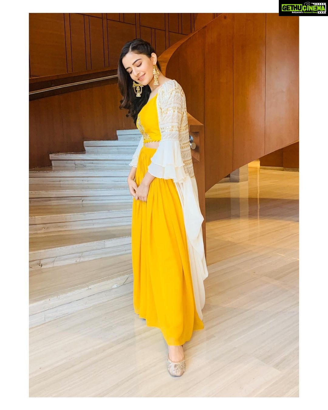Rukshar Dhillon Instagram - Kithe chali hai sarso da phul ban ke 🌾☺️ #BhangraPaaLe #promotions #punjabivibe #kuddi Styled by- @eshaamiin1 HMU- @shreyasmakeupandhair Chandigarh, India