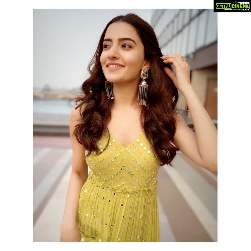 Rukshar Dhillon Instagram - Season to be jolly💚❤️ #BhangraPaaLe #promotions Styled by- @eshaamiin1 HMU- @shreyasmakeupandhair Delhi, India