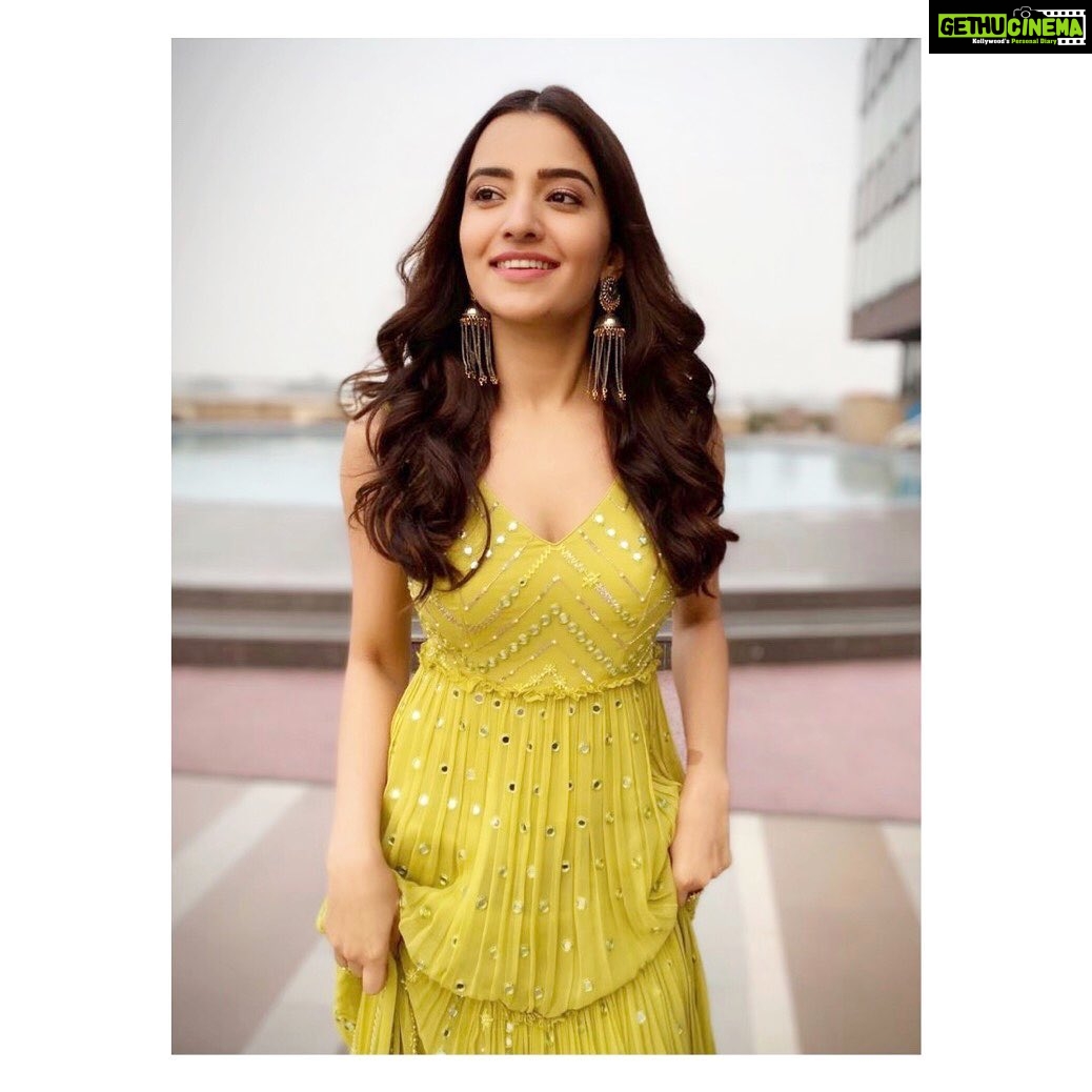 Rukshar Dhillon Instagram - Season to be jolly💚❤️ #BhangraPaaLe #promotions Styled by- @eshaamiin1 HMU- @shreyasmakeupandhair Delhi, India