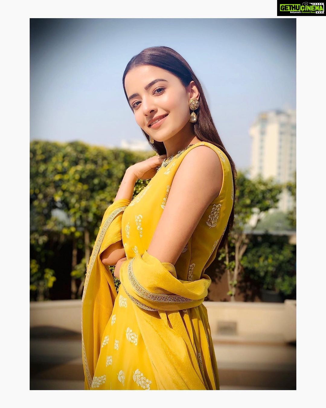 Rukshar Dhillon Instagram - Winter Sunshine☀️ #BhangraPaaLe #Promotions Styled by- @eshaamiin1 HMU- @moryalalit Delhi, India