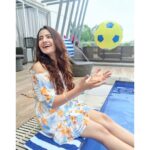 Rukshar Dhillon Instagram - Having a ball of a time♥️ But don't want to go in the pool....why? Swipe to last picture.😋 #throwback #bestday