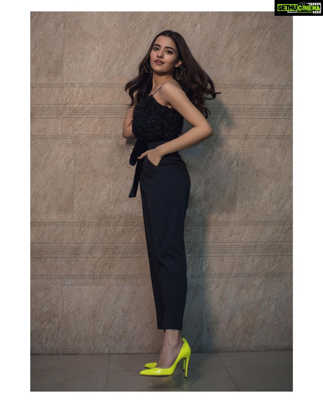 Rukshar Dhillon Instagram - The classic “Kaali-Peeli”💛🖤... Styled by- @eshaamiin1 HMU- @shreyasmakeupandhair Photographer- @mr.nee_khill #promotions #bhangrapaale #bhangrapaale3rdjan #colourpop #classic