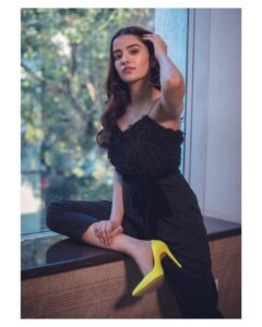 Rukshar Dhillon Instagram - The classic “Kaali-Peeli”💛🖤... Styled by- @eshaamiin1 HMU- @shreyasmakeupandhair Photographer- @mr.nee_khill #promotions #bhangrapaale #bhangrapaale3rdjan #colourpop #classic