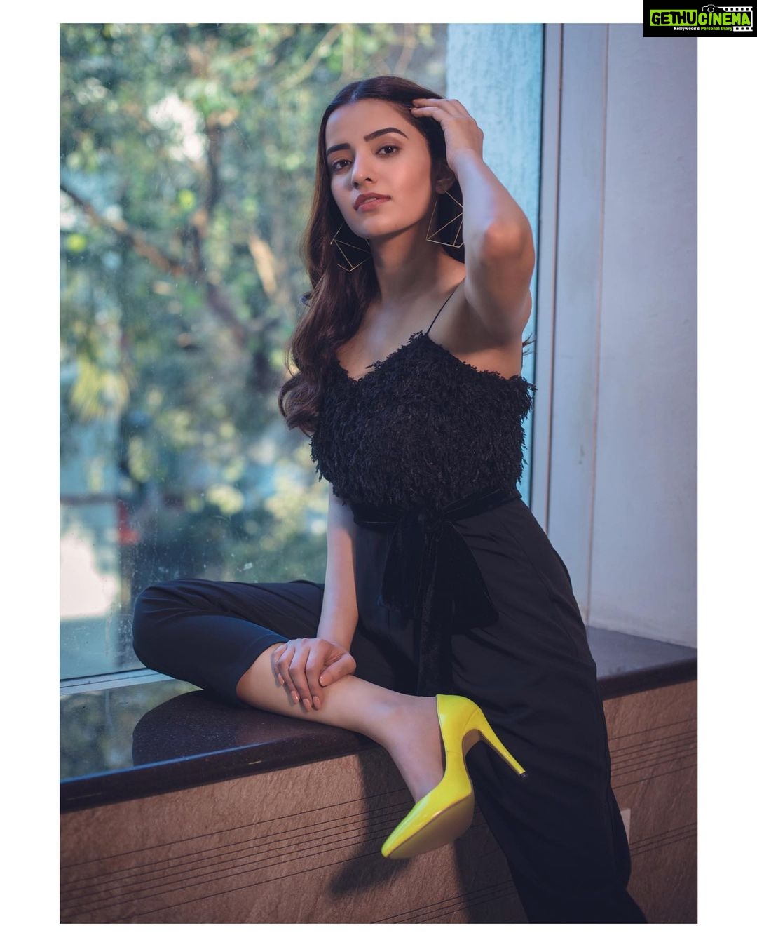 Rukshar Dhillon Instagram - The classic “Kaali-Peeli”💛🖤... Styled by- @eshaamiin1 HMU- @shreyasmakeupandhair Photographer- @mr.nee_khill #promotions #bhangrapaale #bhangrapaale3rdjan #colourpop #classic