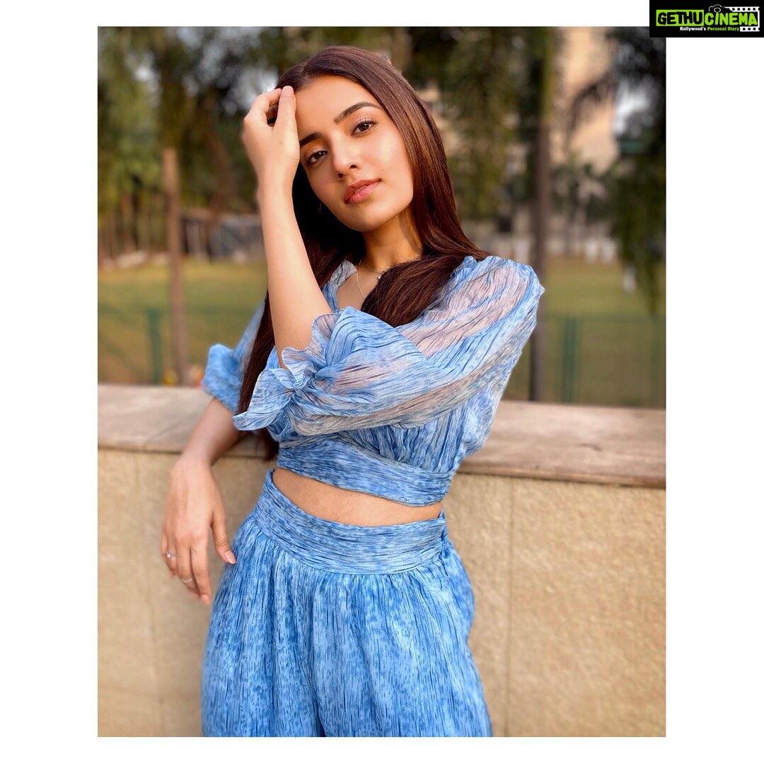 Rukshar Dhillon Instagram - RISE and SHINE🦋 Styled by- @eshaamiin1 HMU- @shreyasmakeupandhair #BhangraPaaLe #bhangrapaale3rdjan #promotions #sunshine #love