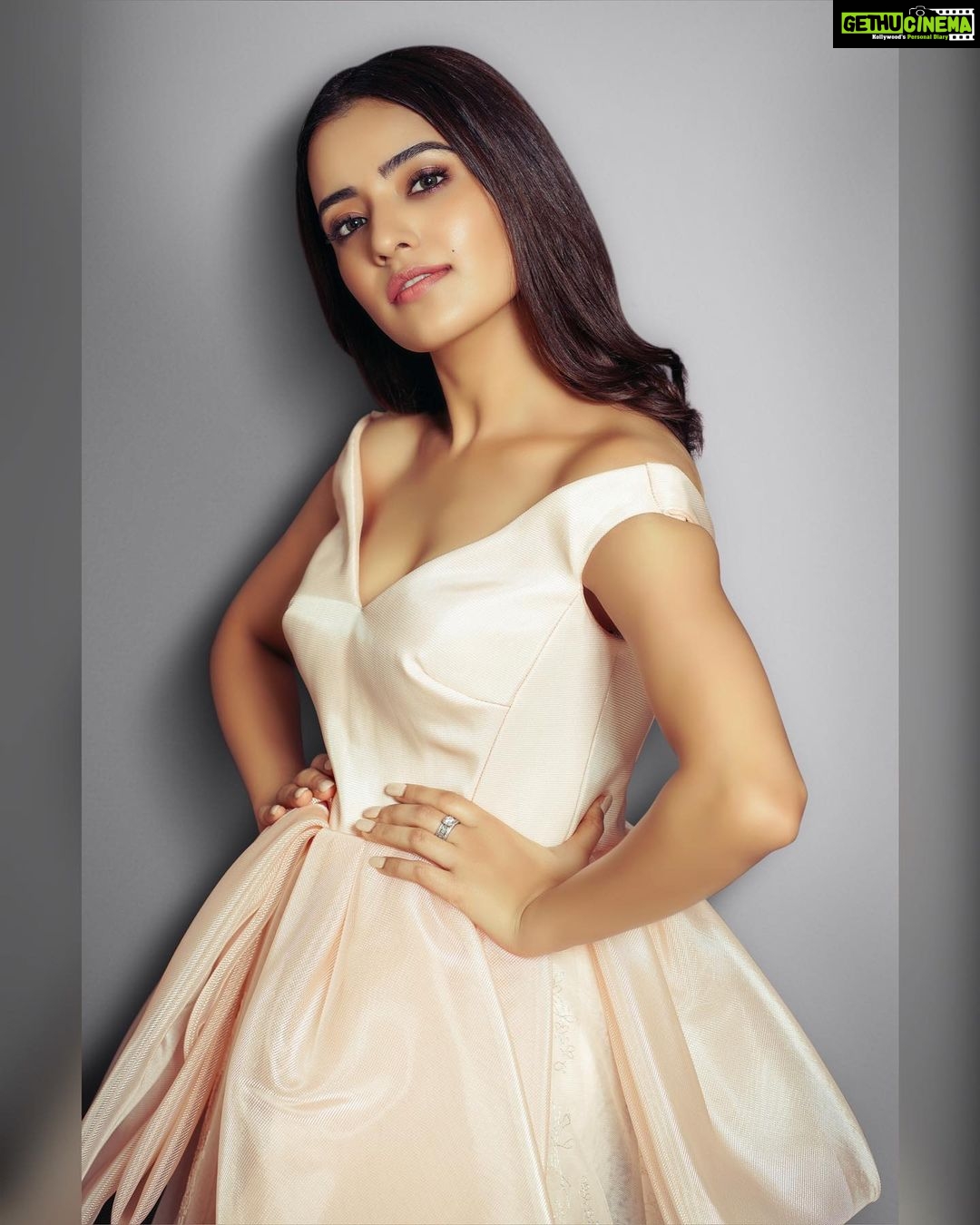 Rukshar Dhillon Instagram - #StarScreenAwards2019✨ Styled by- @eshaamiin1 Wearing- @saiidkobeisy Make up- @teasemakeup Hair- @miraprasad20 Captured by- @saurabhdalvi_photography
