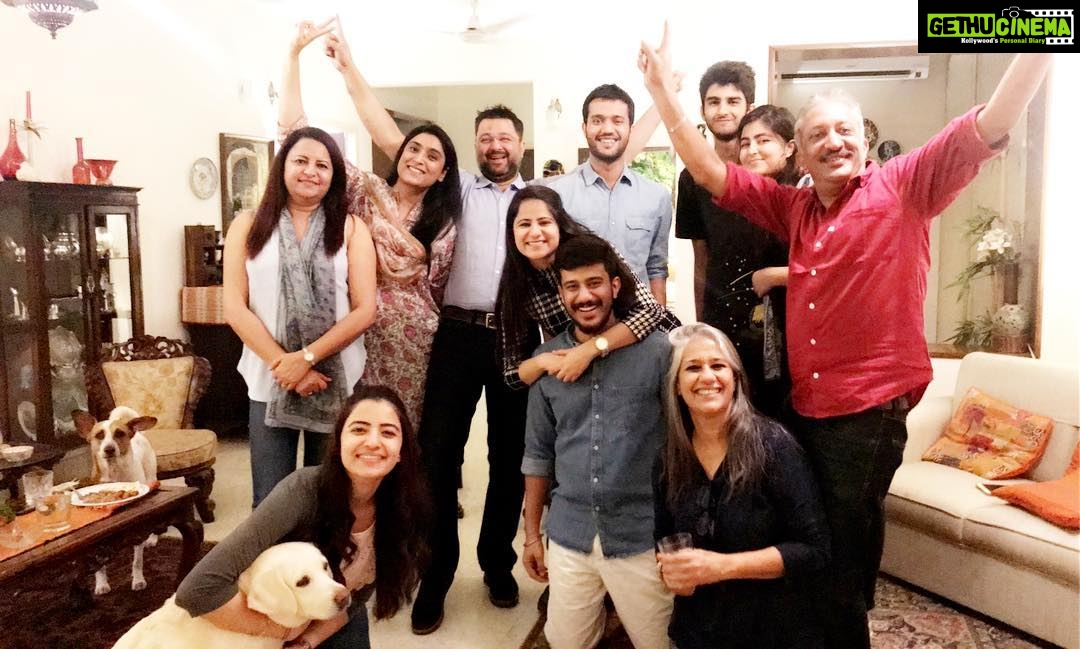 Rukshar Dhillon Instagram - When your family is high on the Bhangra fever just like you😎 The most perfect evening after so long. Love y’all❤️ #fam #home #BhangraPaaLe Bangalore, India