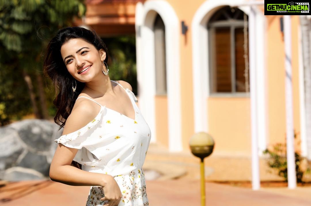 Rukshar Dhillon Instagram - Carefree❤️ #happymornings #summer #shinebright Captured by- @sricrazymindzz HMU- @ayushiibantia