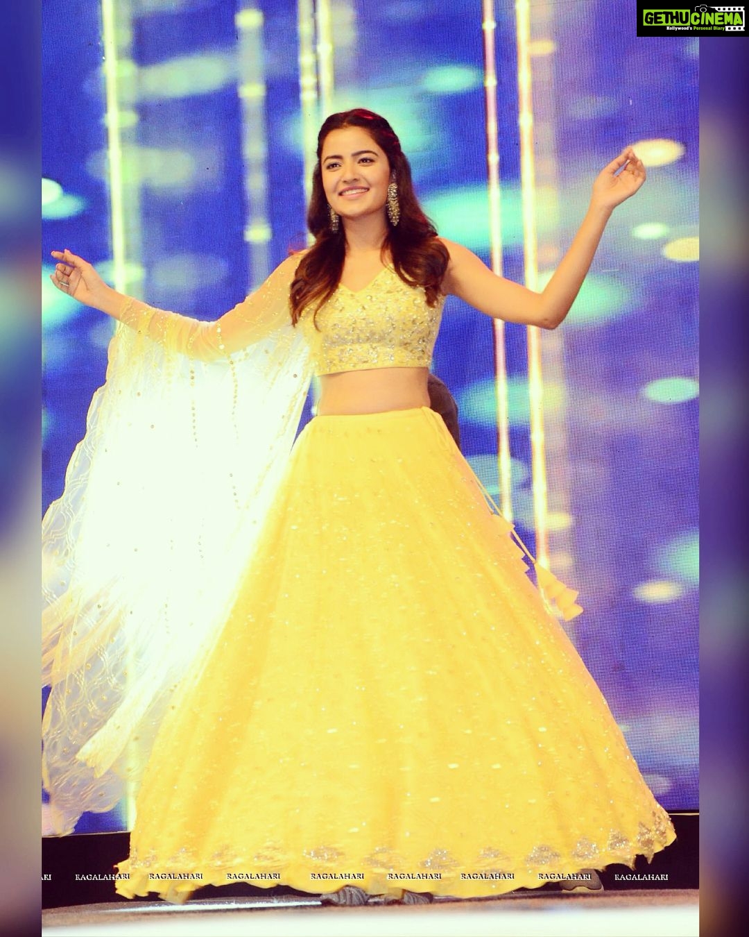 Rukshar Dhillon Instagram - Snippets from yesterday’s Pre-release event of Krishnarjuna Yudham! Thank you all for being such a supportive and encouraging team! It was great working with y’all Outfit- @mishruofficial Jewellery- @akoyajewels Footwear- @brandpreetkaur Styled by- @evelyn.c7 Make up- @ayushiibantia Hair- @vijjireddyskht #team #KAY #12thapril #releasingsoon #trailerout Tirupati