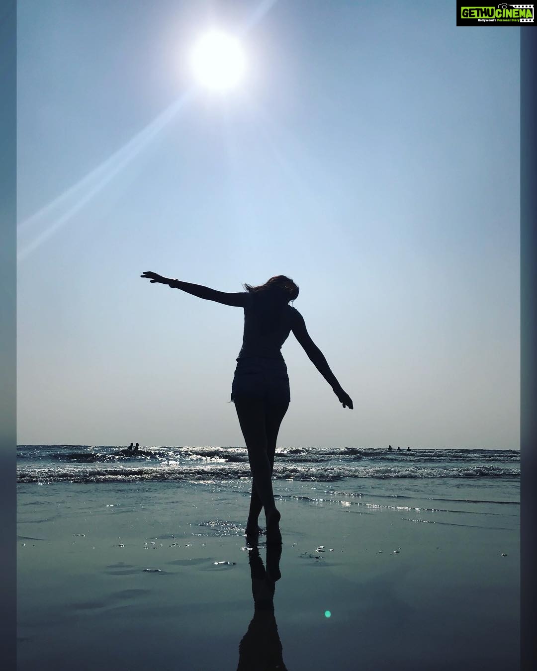 Rukshar Dhillon Instagram - Cause it’s your life. You only live it once. So live it the way you want to live it❤️ Picture credits- @chandan_gowda_photography Goa