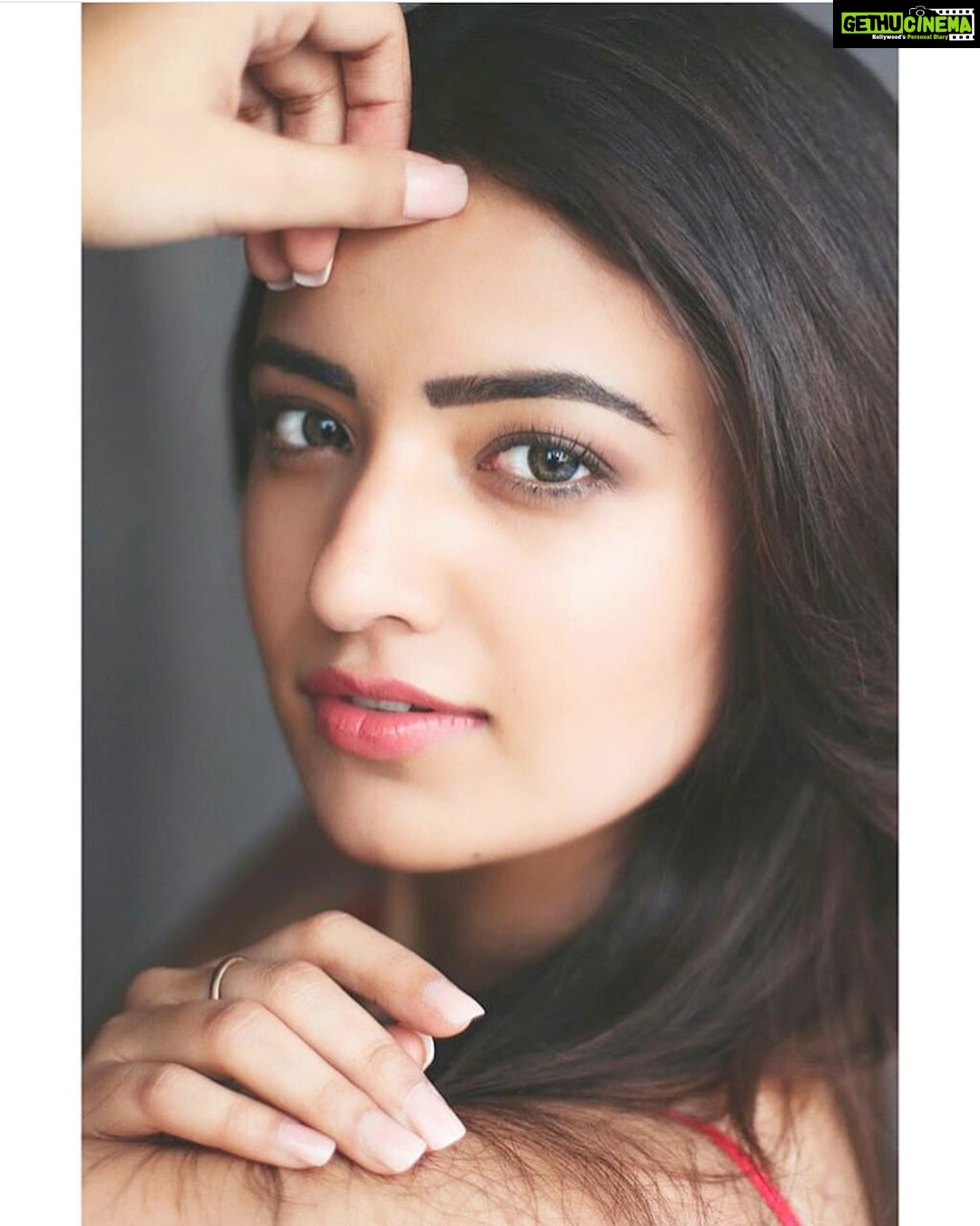 Rukshar Dhillon Instagram - Life is short. Make it worth while.❤️ Photographer- @advait_vaidya Styled by- @almeidamayo HMU- @nidhikaushal7makeup .
