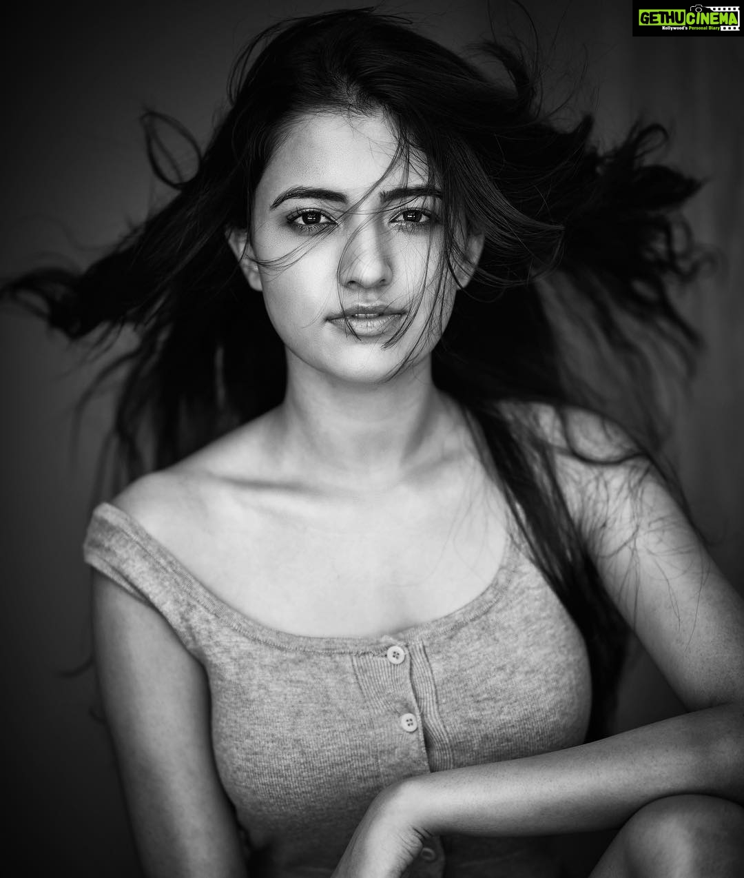 Rukshar Dhillon Instagram - "Sometimes what you're looking for, comes when you're not looking at all" Captured by- @kunalgupta91 HMU- @ayushiibantia