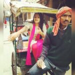 Rukshar Dhillon Instagram - "You've paid the money, please can you get off now?"😏 The rickshaw guys face certainly has this expression🙈 Dilli Ki Sawaari! #rickshaw#fedupbhaiya#puraanidilli#delhidiaries2016 Purani Delhi