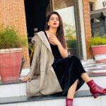 Saba Qamar Zaman Instagram - Bas dil chah raha tha aaj red lipstick lagaun ☺️💋🙈 Home Sweet Home
