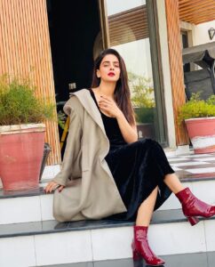 Saba Qamar Zaman Instagram - Bas dil chah raha tha aaj red lipstick lagaun ☺️💋🙈