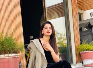 Saba Qamar Zaman Instagram - Bas dil chah raha tha aaj red lipstick lagaun ☺️💋🙈 Home Sweet Home