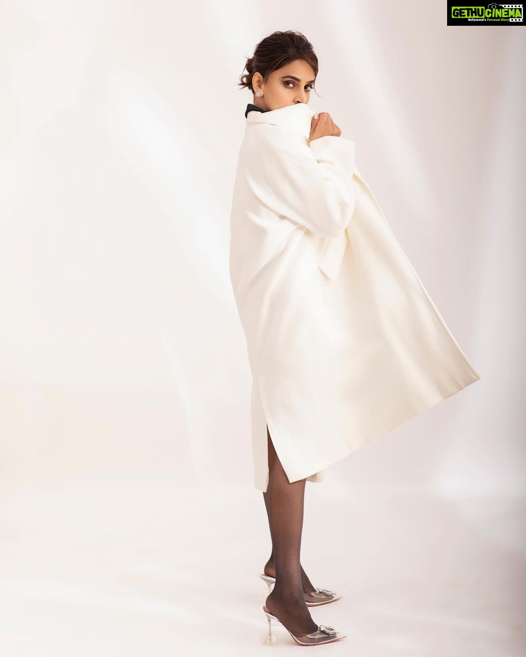 Saba Qamar Zaman Instagram - Hello winter 🙋♀️