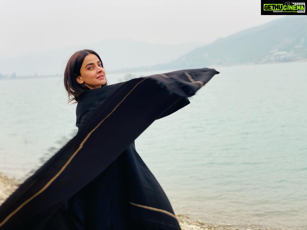 Saba Qamar Zaman Instagram - Apne hi bas mein nahi main Dil hai kahin to hoon kahin main Ho jaane kya pa ke meri zindagi ne Hans kar kaha ha ha ha ha ha ha Aaj phir jeene ki tamanna hai Aaj phir marne ka irada hai ❤️ Khanpur Dam Lake, Haripur Road