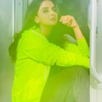 Saba Qamar Zaman Instagram - Mujhe rang de, rang de, mujhe rang de Aa rang de, haan rang de Aa apni preet vich rang de 💕 Karachi, Pakistan