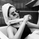 Saba Qamar Zaman Instagram – Off off off hai, dimag sabka off hai
Zamaana kya kahega
Iska hi toh sabko khauff hai
Daabke jeete hai
Daabane ke yeh aadhi hai
… nishedh hai toh itni kyu abaadi hai
Log yeh hai aatma se khokhle
Khud kare toh thik baaki.. galat
Dogale! – Manto ❤️