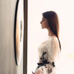 Saba Qamar Zaman Instagram - Aaina mujhse meri pehli si surat mange 🎵