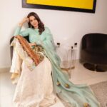 Saba Qamar Zaman Instagram - نئے کپڑے بدل کر جاؤں کہاں اور بال بناؤں کس کے لیے