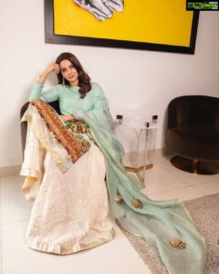 Saba Qamar Zaman Instagram - نئے کپڑے بدل کر جاؤں کہاں اور بال بناؤں کس کے لیے