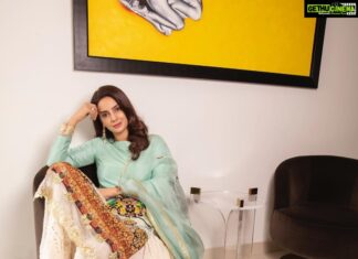 Saba Qamar Zaman Instagram - نئے کپڑے بدل کر جاؤں کہاں اور بال بناؤں کس کے لیے