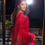 Saba Qamar Zaman Instagram - Tum aaye to aaya mujhe yaad, Gali mein aaj chaand nikla Jaane kitne dinon ke baad Gali mein aaj chaand nikla 🎶