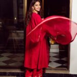 Saba Qamar Zaman Instagram - Laal mere dil ka haal ❤️ . . . . . . . . . .👗 @alixeeshantheaterstudio 📸 @shakeelbinafzal 💄 @khanshoaib.thestylist Stylist @zahrasarfraz