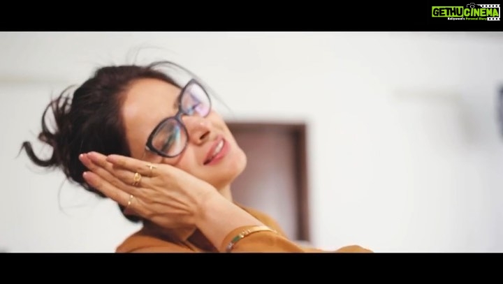 Saba Qamar Zaman Instagram - The making of my first YouTube Episode ‘Isolation’ is up on my YouTube Channel. It lightens my heart to be sharing my unfiltered version with you guys and to be disclosing my family to all of you 💓💥 Hope you guys enjoy it! ✨ Link in Bio 🌈