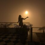 Saba Qamar Zaman Instagram – Raat pehli hai tere
Surmayi aanchal ki tarah
Chand nikla jai tujhe
Dhoondne paagal ki tarah 🌫 
#foggynight #homesweethome❤️
PC @amaniqbal66 👶 Lahore, Pakistan