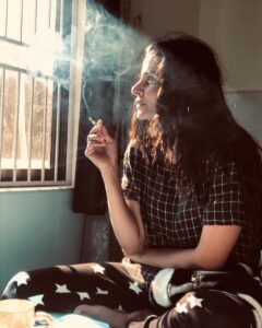 Saba Qamar Zaman Instagram - Sab ne pi hai mujhe ilzam kyu hai Kham kha mera naam badnaam kyu hai Dekho na logo ne Botalo ki botal khatam kar di To kuch na hua Mager mager mager Maine honton se lagayi to Hungama ho gaya hungama 🎶🥴😜 #kamli 🎬🎥 Khabeki Lake, Soon Valley