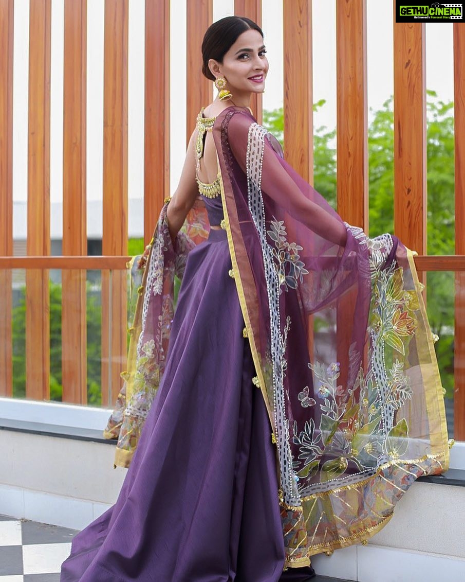 Saba Qamar Zaman Instagram - Bina bolay jo nazar keh jaye 👀 Chand Mubarak 🌙 📸 @zahrasarfraz 💄 @razeenofficialmua 👗 @sairarizwan_official #sabaqamar #sabaqamarzaman Home sweet Home