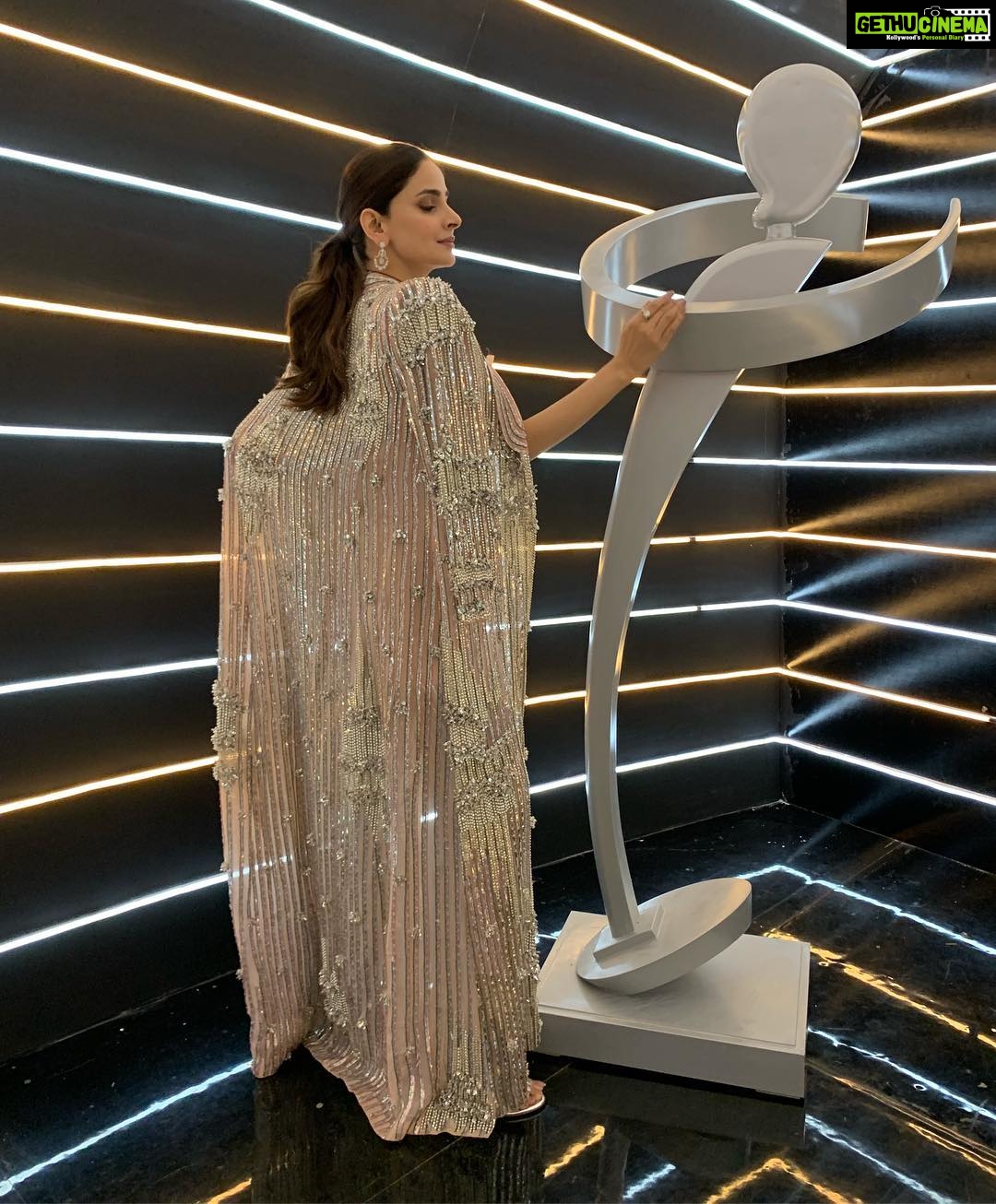 Saba Qamar Zaman Instagram - Khoobsurti se kya Sharmana! β¨ π @hussainrehar.official Styling @alishay.adnan π @iambabarzaheer Jewellery @ @sherezadjewellery π #charlesnkeith #speed.online @speed.online @luxstylepk @lux_pakistan #LuxGirl #LSA2019 #SabaQamar #SabaQamarZaman Karachi Expo Centre