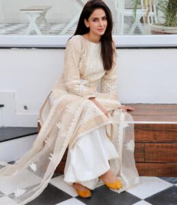 Saba Qamar Zaman Instagram - Eid Mubarak! ❤️🥂 👗 @mohsin.naveed.ranjha Home Sweet Home